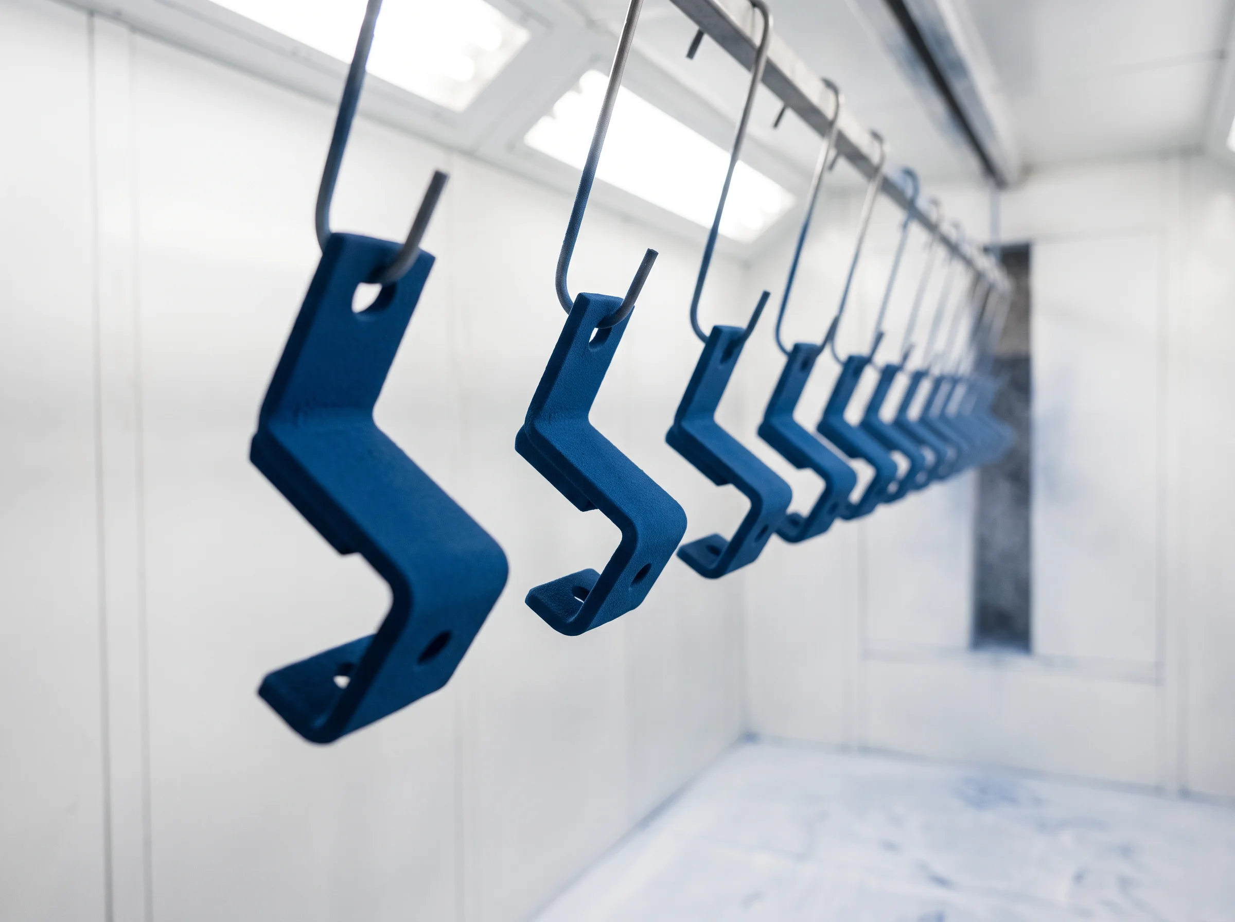 Blau pulverbeschichtete Winkel am Gehänge in der Kabine